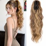 Kręcony kucyk na klipsie z miękkimi falami w wielotonowym odcieniu blond z ciemniejszym odrostem. Długość – 40 cm.