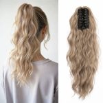 Falowany kucyk na klipsie w jasnym, chłodnym odcieniu blond (Bielizna). Długość – 40 cm.