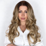 Premium Peruka ciepły beżowo złocisty blond z ciemniejszym odrostem 45–50 cm Rose NATHL8/T12Q/22D/22D