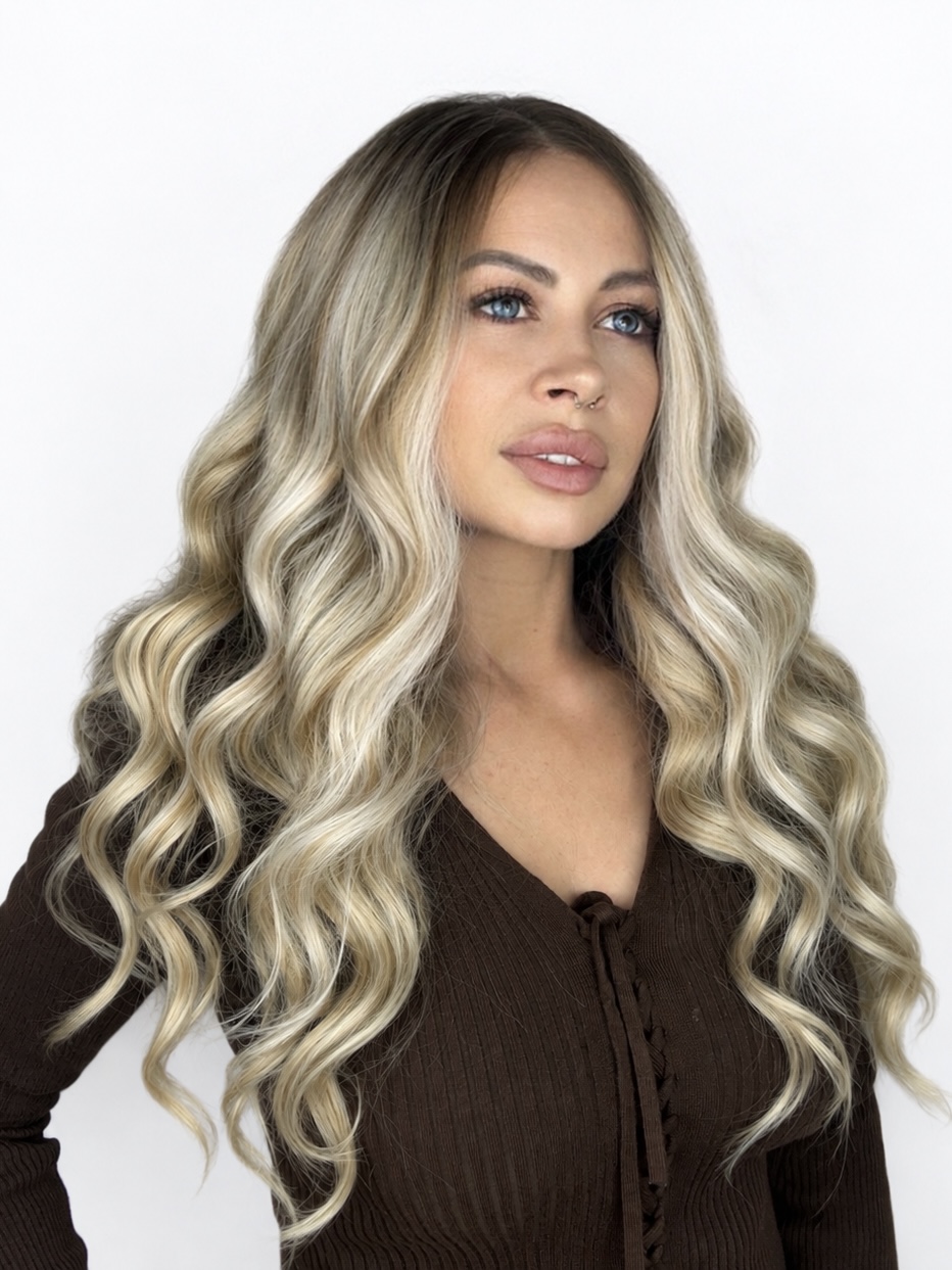 IMG_2396 Premium Peruka beżowy blond z ciemniejszym odrostem 40–50 cm Dana NTSN/10A/24S/24Y/1001G - obrazek 1