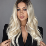 Premium Peruka jasny chłodny blond z ciemniejszym odrostem 55–60 cm SIYA NAT10A/613FA/1001C