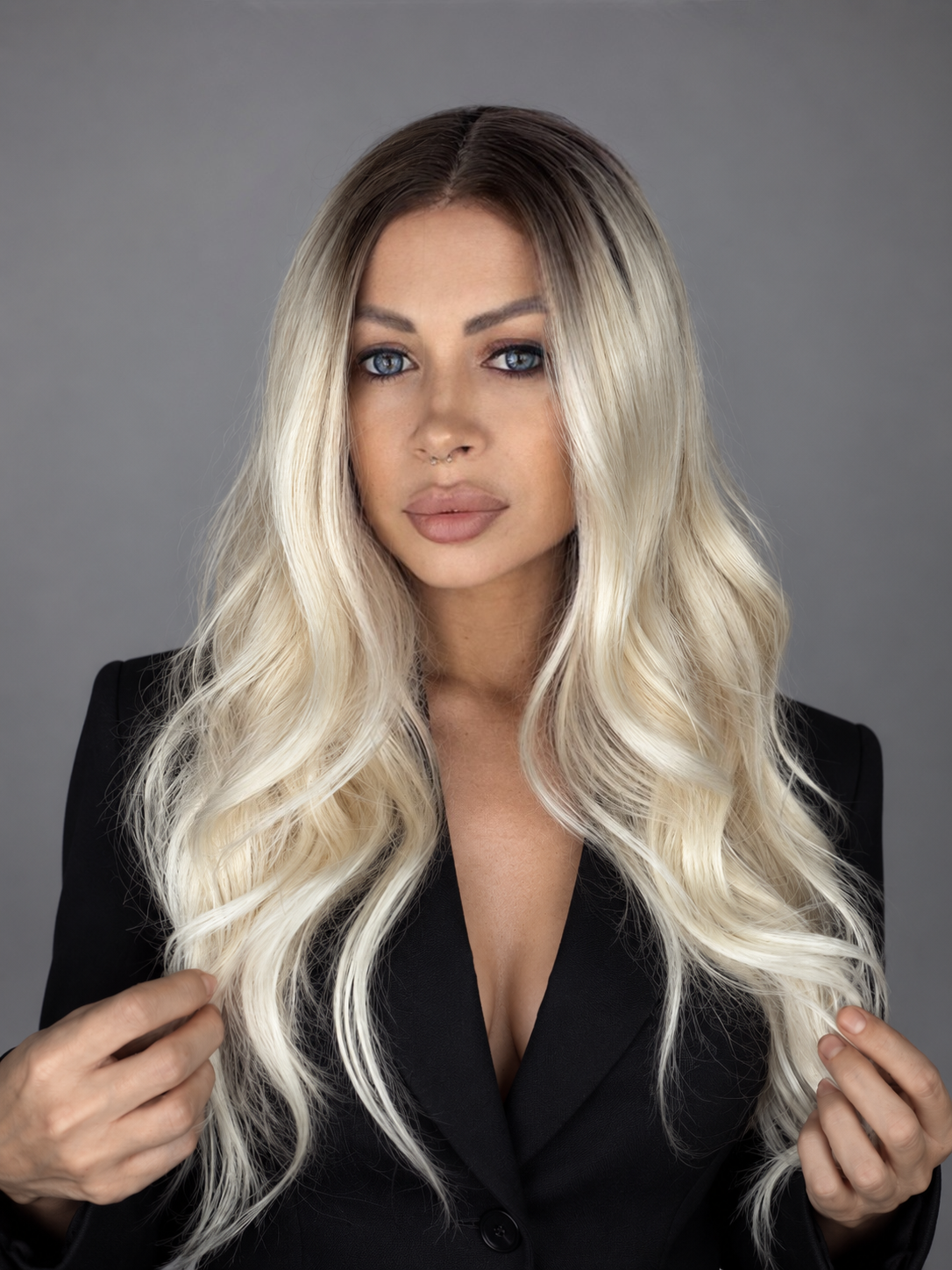 IMG_2524 Premium Peruka jasny chłodny blond z ciemniejszym odrostem 55–60 cm SIYA NAT10A/613FA/1001C - obrazek 1